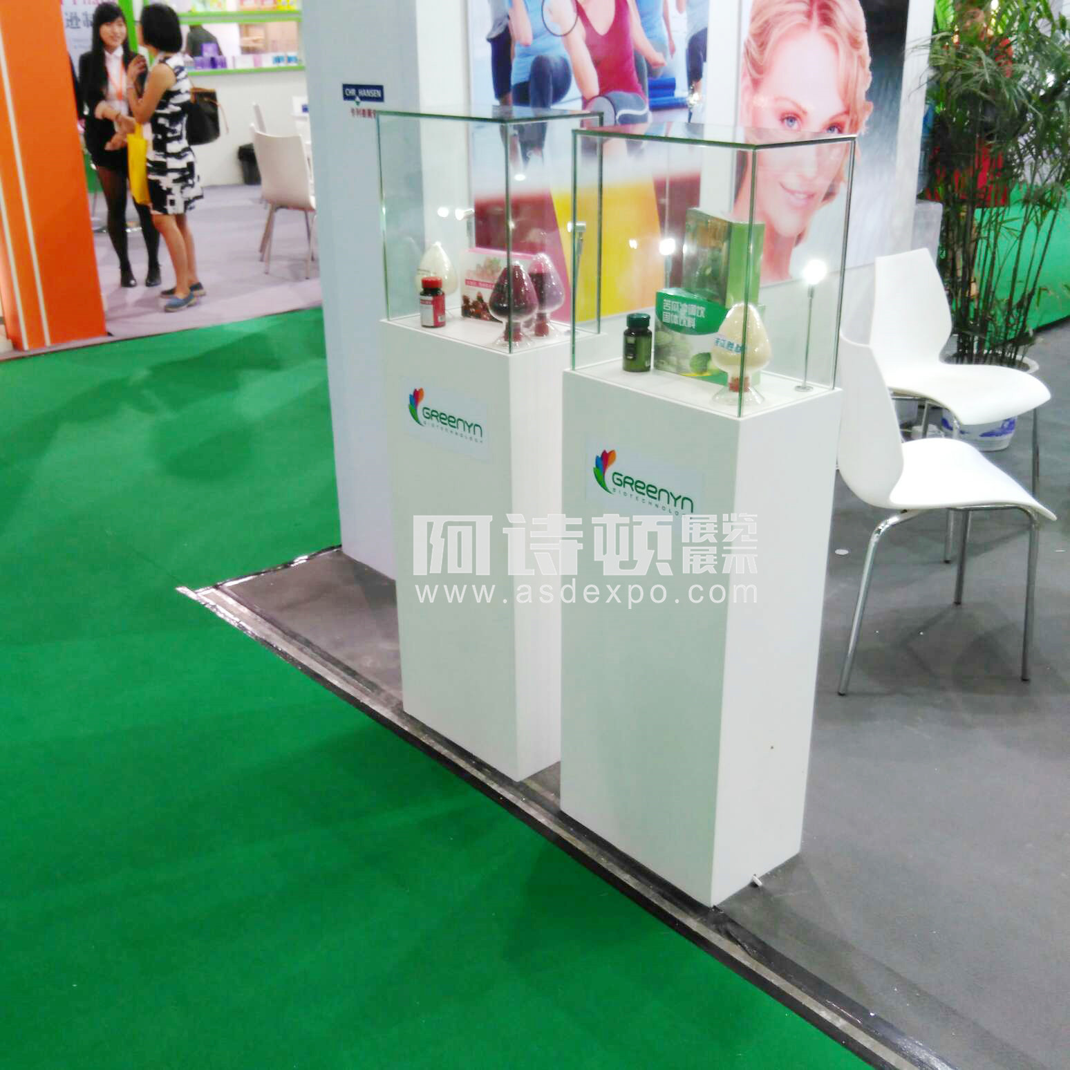 上海百貨商場(chǎng)烤漆展示柜的設(shè)計(jì)與制作